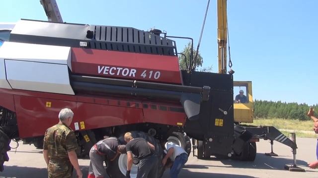 Разгрузка комбайна в аэропорту Вёшенской смотреть онлайн