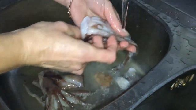 КАК ПОЧИСТИТЬ И ПРИГОТОВИТЬ КАЛЬМАРЫ (простой способ) смотреть онлайн