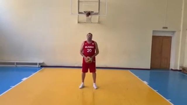 остановка прыжком после ловли мяча с отскока об пол (Баскетбол) смотреть онлайн