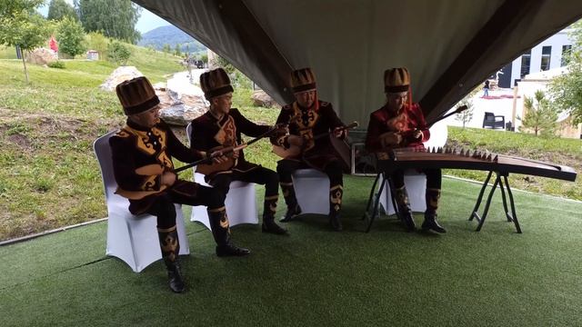 Алтайские музыканты в чайном павильоне фестиваля. смотреть онлайн