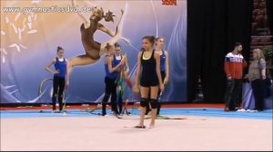 Дина Аверина   Булавы тренировка vs выступление