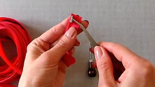 Делаю разъёмную молнию из рулонной или обычной. Замена нижних наконечников на разъёмной молнии смотреть онлайн