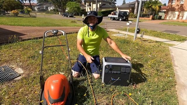 I mow a STRANGERS YARD with this HOVER MOWER! (Random Acts Of Mowing Ep 2) смотреть онлайн