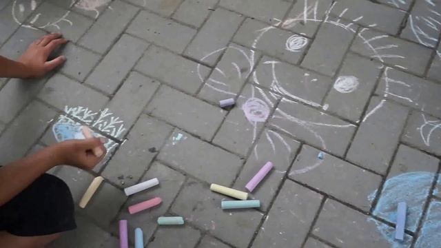Рисуем мелками в парке в Лазаревском на Чёрном море смотреть онлайн