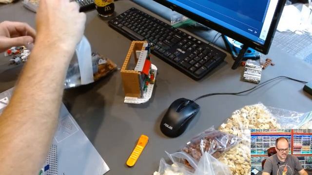 Live build Holiday Main Street смотреть онлайн