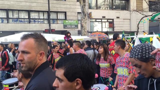 Карнавал в Аргентине. Бразильянки и барабаны.Carnaval en Argentina/Mujeres brasileñas y tambores смотреть онлайн