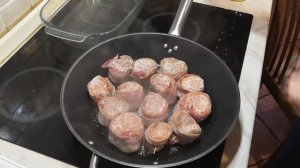Медальоны из свиной вырезки в беконе со сливочным соусом ( РЕЦЕПТ )