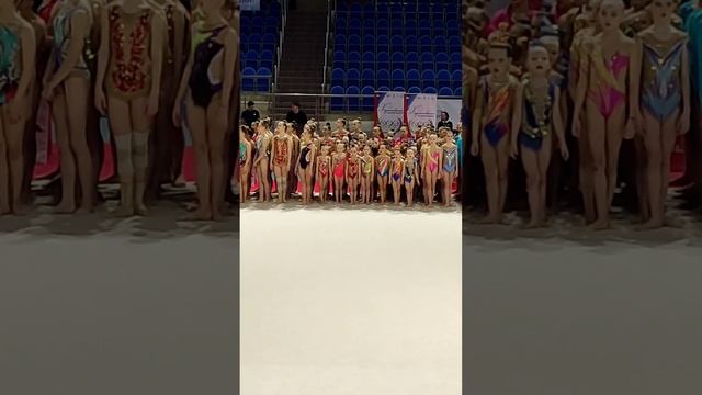 Маленькие гимнастки поют Гимн России смотреть онлайн