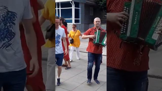 Молодёжь танцует редкие старинные танцы под гармонь. смотреть онлайн