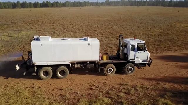 Water truck Nissan UD 8x4 смотреть онлайн
