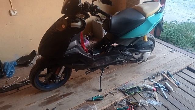 Aprilia SR 50. Мопед повалил как бешеный.