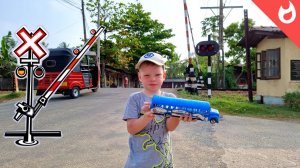 ЖД переезд со шлагбаумом  и дежурным Шри-ланка_ Железнодорожные переезды и скоростные поезда