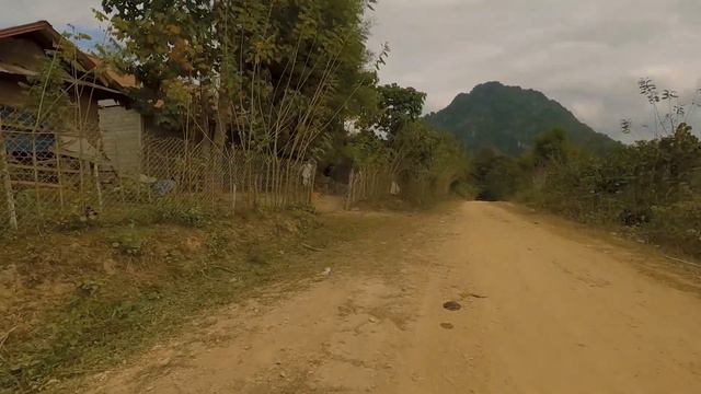 Hiking to a Remote and Enchanting Mountain Village | Ban Na, Laos 🇱🇦 смотреть онлайн