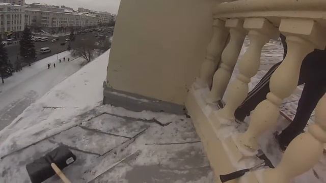Очистка кровли и крыш от сосулек и наледи на 5 смотреть онлайн
