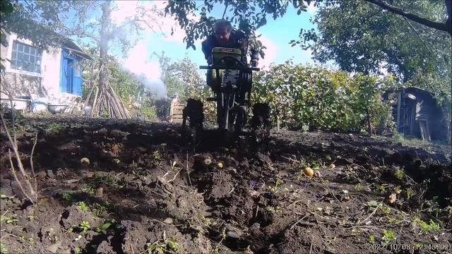 Не смотря на военное положение работаем на даче. Сегодня пашем плугом мотоблоком DON 900-3. смотреть онлайн