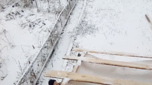 Недорогой домик своими руками #4 (обрешетка крыши, монтаж ондулина) смотреть онлайн