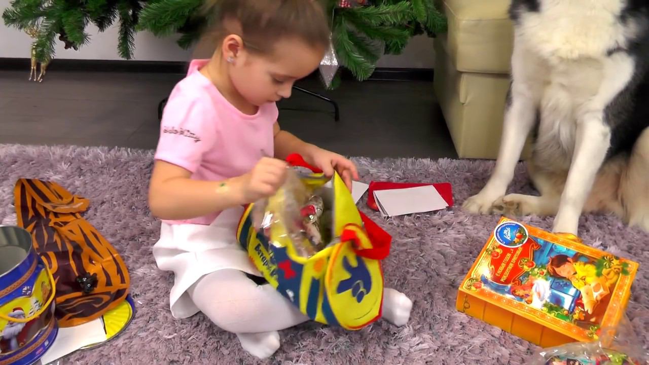 влог ФРЭНК КАТАЕТСЯ С ГОРКИ с папой Открываем подарки и сюрпризы смотреть онлайн