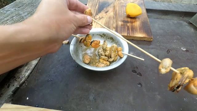 Шашлык из Мидий. Мидии на костре. Мини шашлык из морепродуктов. Мидии на углях смотреть онлайн