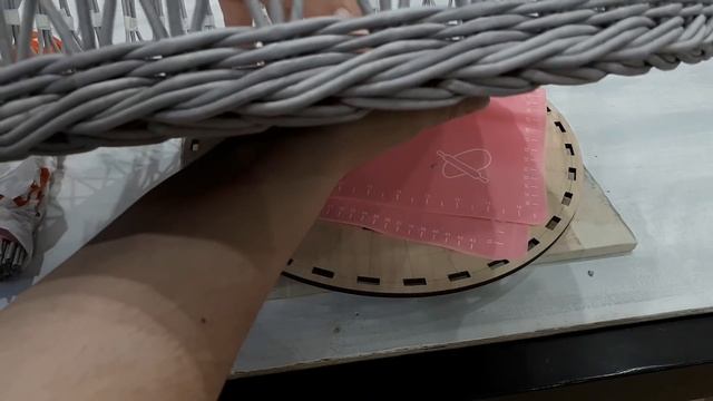 Часть 2. Чайный столик из табурета / плетение из бумажной лозы смотреть онлайн