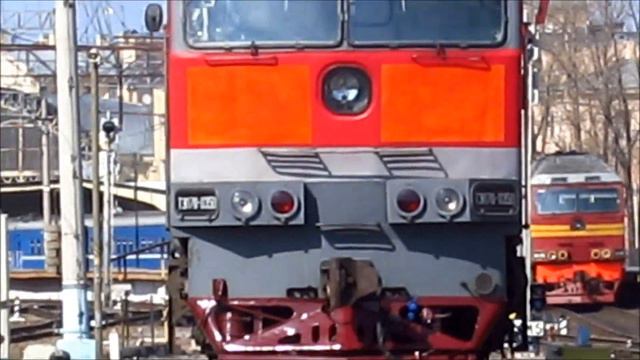 Красивые тепловозы ТЭП70 на Витебском вокзале, СПб смотреть онлайн