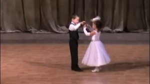Вальс Малыши танцуют вальс