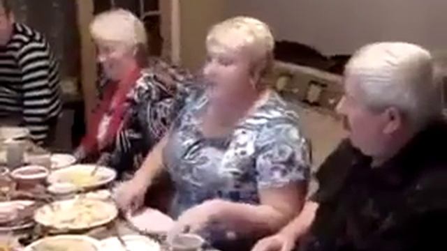 Бабка рассказывает анекдот))))) смотреть онлайн