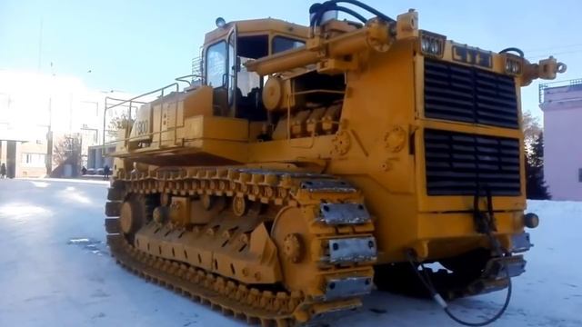 Что испугало иностранцев когда они завели Т-800? Самый большой трактор СССР смотреть онлайн
