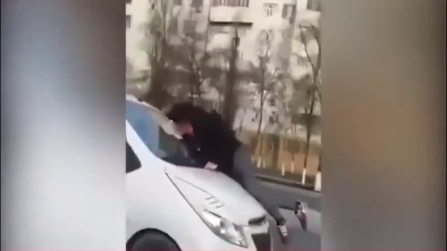 Меры к водителю, двигавшемуся с человеком на капоте автомобиля, приняты смотреть онлайн