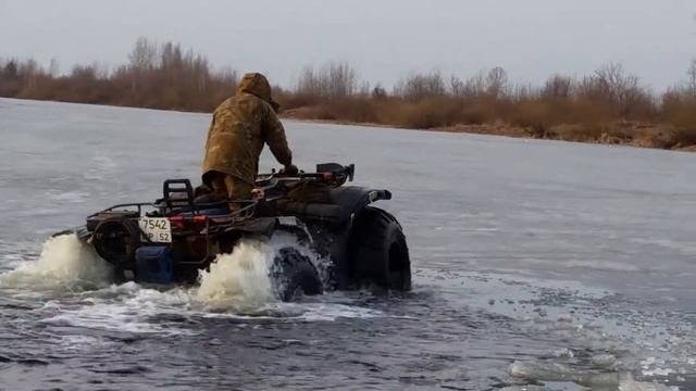 Сормовский Ягдовоз на КрАЗ Лапоть,Попытка выхода на лед колеса слегка приспущенны 1 смотреть онлайн