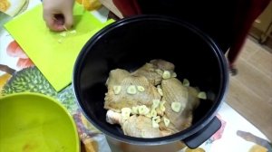 Куриные окорочка в собственном соку в мультиварке. Быстро и просто