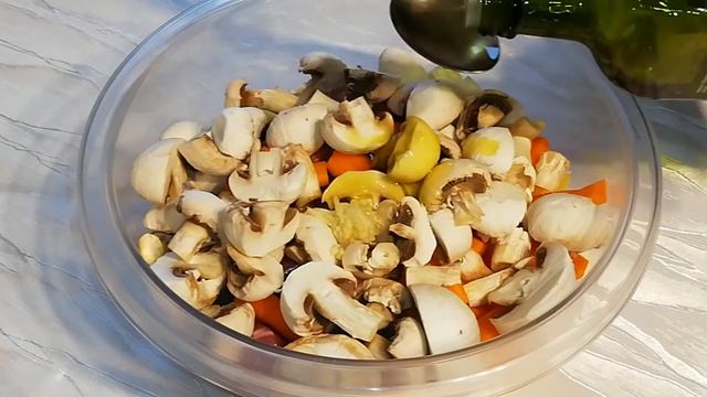Картошка с мясом, грибами и морковью в духовке. смотреть онлайн