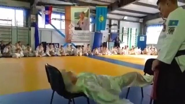 Демонстрация техники "Цигун-железная рубашка" смотреть онлайн