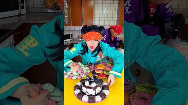 Ice cream challenge! Random sweet food mukbang смотреть онлайн