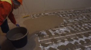 Теплый пол под плитку. Заливаем ровнителем. Сетка сверху или снизу ?