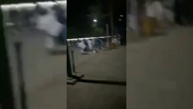 люди пытаются покинуть Афганистан смотреть онлайн