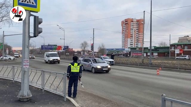 Таксист вылетел на красный и снёс пацана. Real video смотреть онлайн