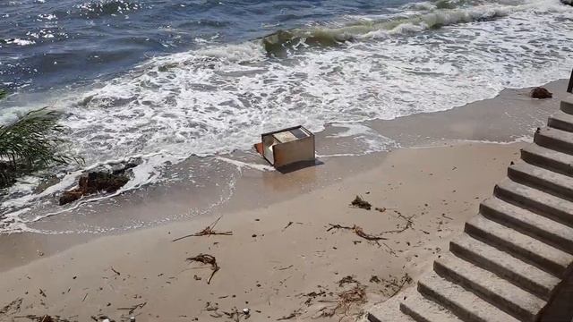 Одесса 5 минут назад. ХОЛОДИЛЬНИК ВЫБРОСИЛО НА ПЛЯЖ! ЭТО НУЖНО ВИДЕТЬ! смотреть онлайн