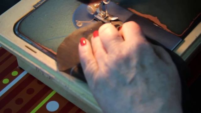 стачиваем швы на рукавах подклады+выточки+складка на спинке (этап 13) смотреть онлайн