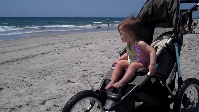 Sydney climbing into her beach stroller смотреть онлайн