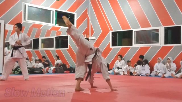 A Karate Girl's Great Kick - Ebi Geri in Sansai Kata смотреть онлайн