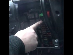 Замена предохранителя ближнего света фар левого на ВАЗ - Lada Granta