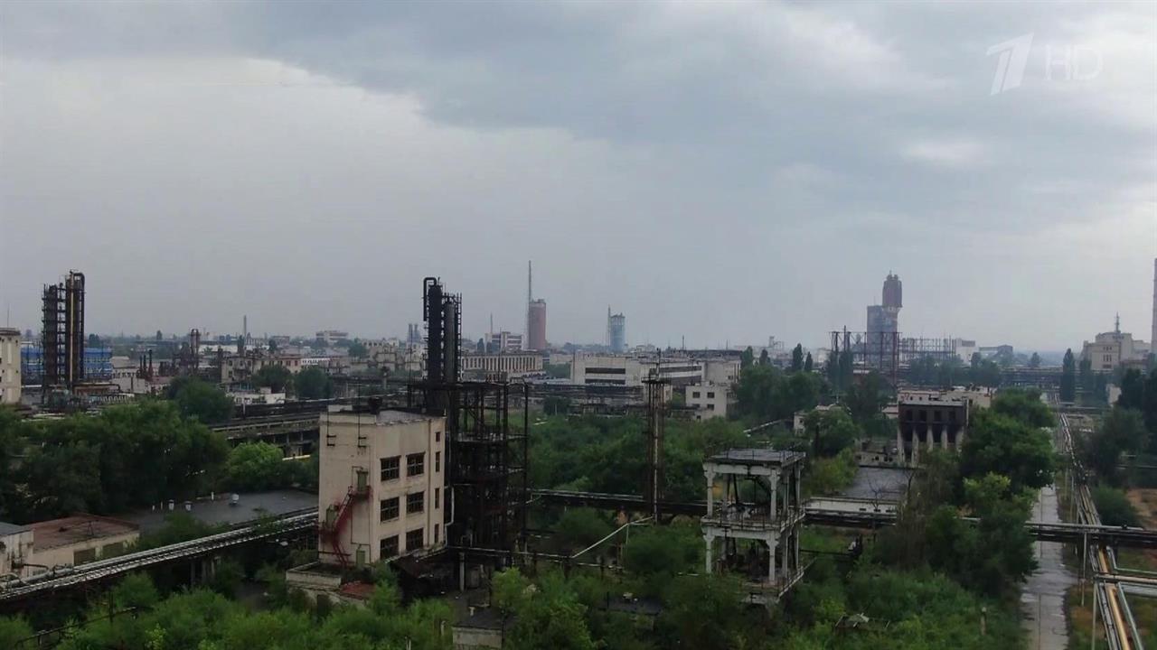 В Северодонецке восстанавливают завод "Азот", который националисты превратили в руины смотреть онлайн