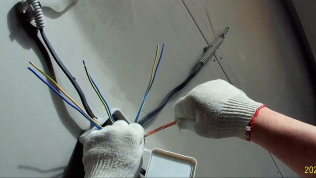как БЫСТРО скрутить провода в распредкоробке смотреть онлайн