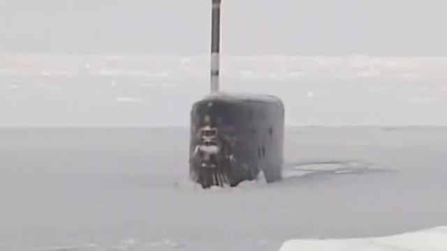 Впечатляющее зрелище всплытия подводных лодок из подо льда. смотреть онлайн