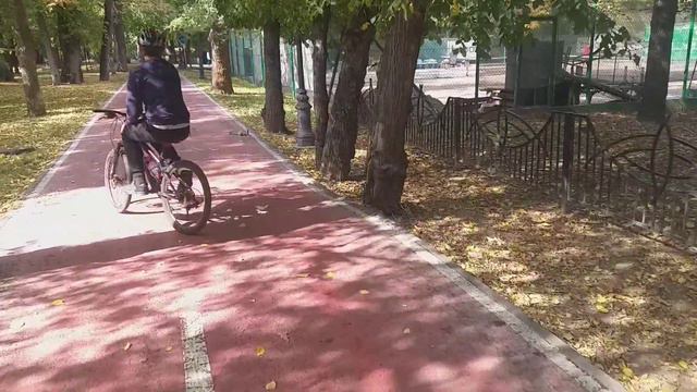 Велопрогулка. Прокатился вместе с сыном. Парк Горького в Алматы. Казахстан. смотреть онлайн