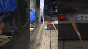 закатываем легковой прицеп в гараж при помощи лебедки
