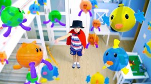 Эрик и Глеб играют с надувными игрушками.