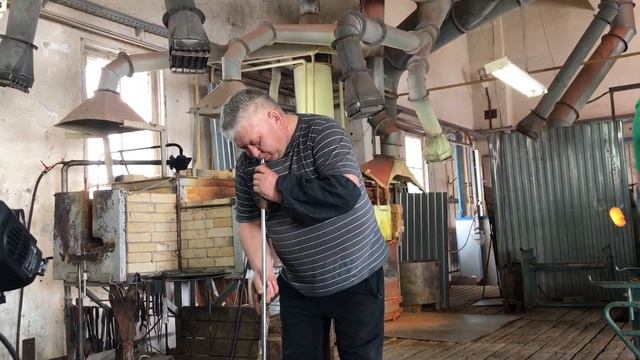 Процесс выдувания стекла на Бахметевском заводе в Никольске смотреть онлайн