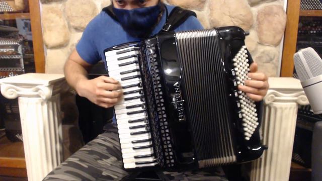 BELTSTUIII41108BK - Black Beltuna Studio III Compact Piano Accordion LMM 41 108 $5799 смотреть онлайн