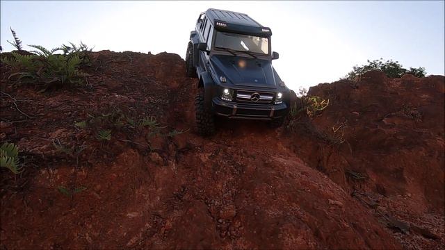 Traxxas TRX6 and TRX4 Mercedes short crawl session смотреть онлайн